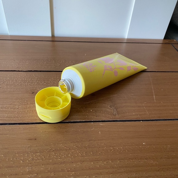 NEW - PINK Victoria's Secret Yellow Pink Moisturizer - Picture 2 of 2